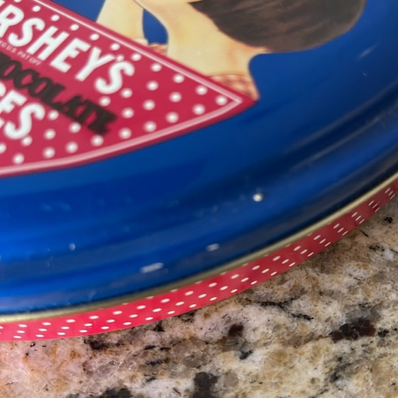 Hershey’s Milk Chocolate Kisses heart shaped candy tin - Picture 6 of 7